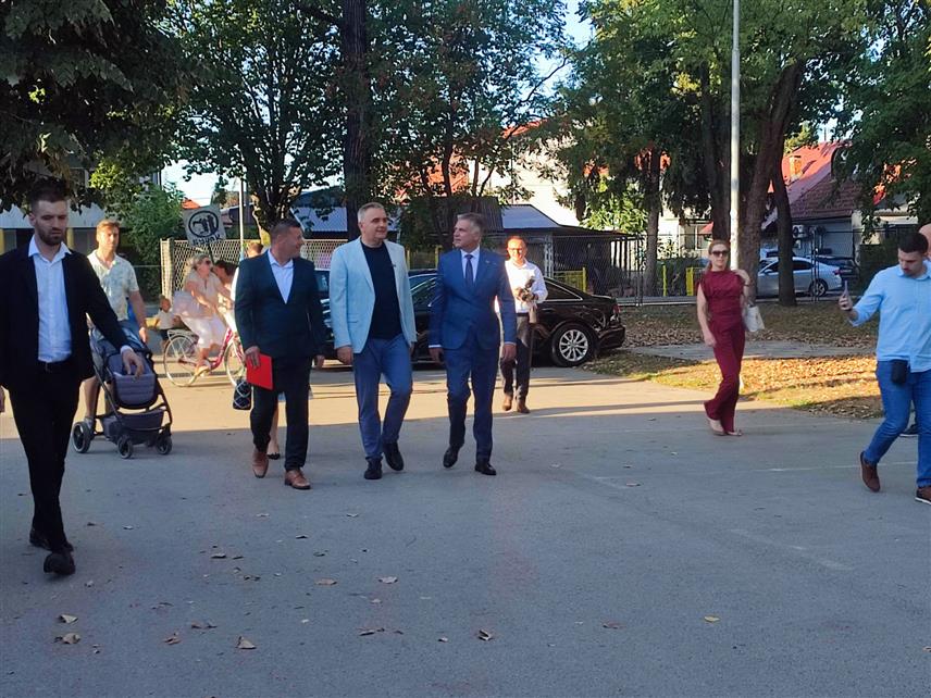 БАЊАЛУКА, 1. СЕПТЕМБРА /СРНА/ - Предсједник Владе Републике Српске Саво Минић и министар просвјете и културе Боривоје Голубовић посјетили су Основну школу "Иван Горан Ковачић" у Бањалуци поводом почетка нове школске године.