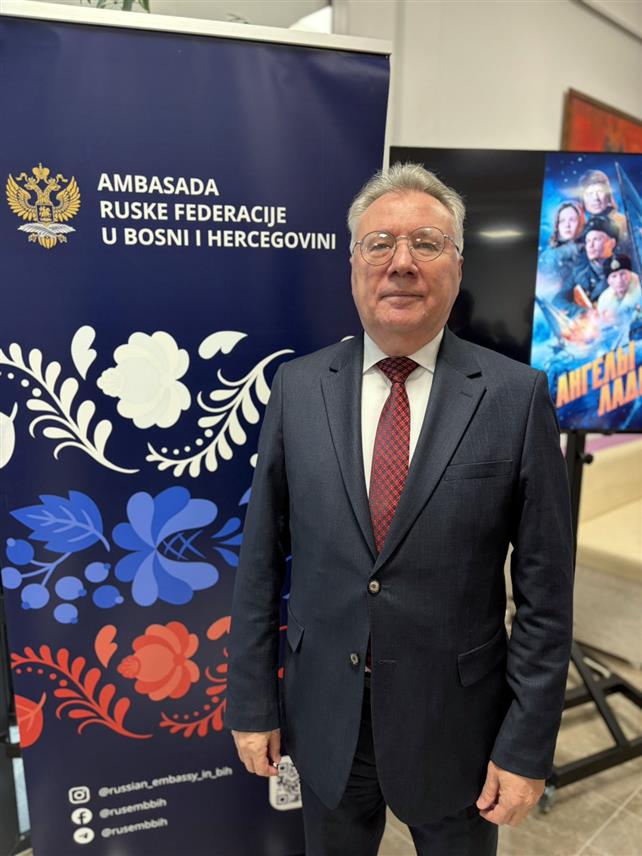 ИСТОЧНО САРАЈЕВО, 1. СЕПТЕМБРА /СРНА/ - Амбасадор Русије у БиХ Игор Калабухов рекао је да се вечерас у Источном Новом Сарајеву по први пут одржава манифестација "Ноћ руског филма", која је веома популарна у Русији, када се посјетиоци могу упознати са новим достигнућима у руској кинематографији.