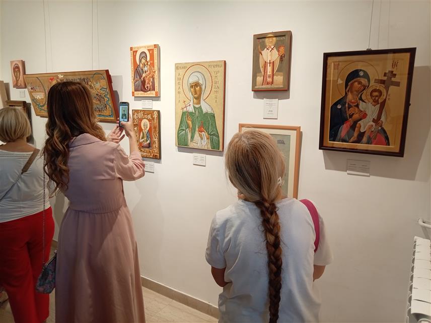 БЕОГРАД, 1. СЕПТЕМБРА /СРНА/ - У Галерији Коларчеве задужбине у Београду вечерас је свечано отворена међународна изложба савремене сакралне умјетности "Светлост Логоса" на којој су се представила 103 аутора из 18 земаља, међу којим су и иконописци из Републике Српске.