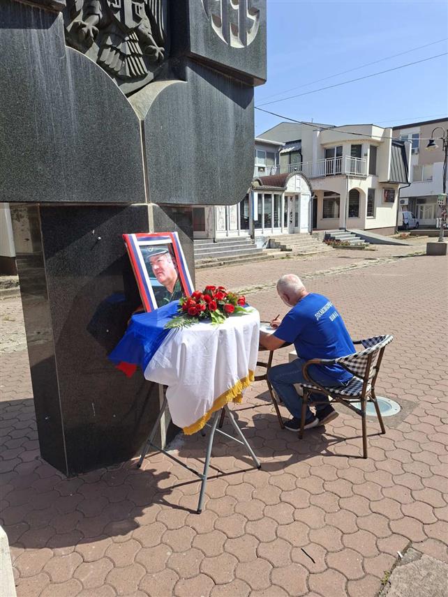 ШАМАЦ 1. СЕПTЕМБРА /СРНА/ - На градском тргу у Шамцу, поред споменика палим борцима, јутрос је отворена књига жалости поводом смрти генерала Ратка Младића.