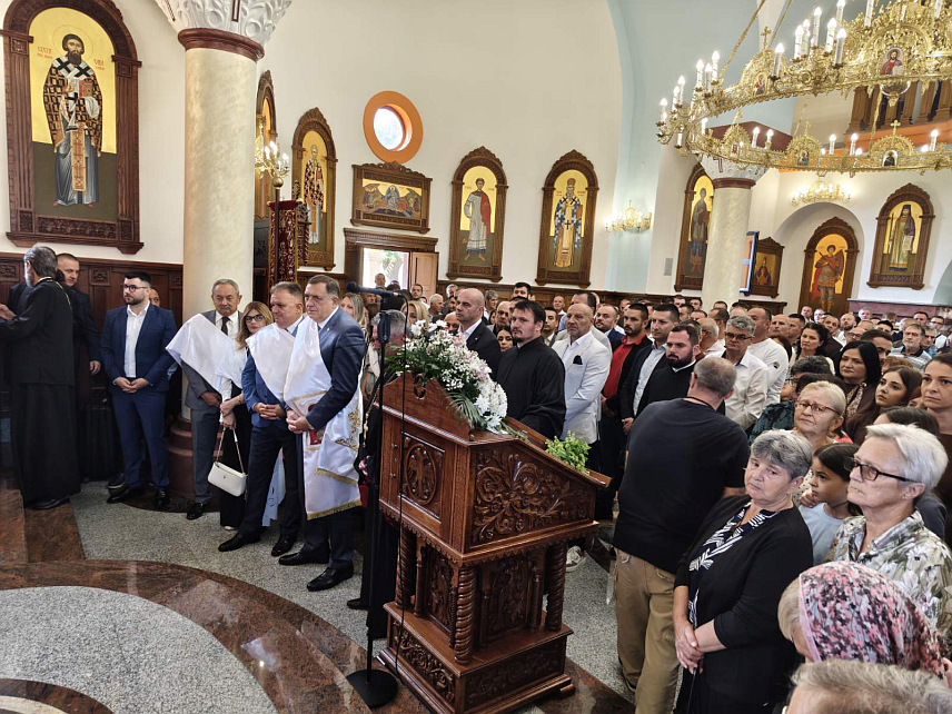 ГРАДИШКА, 20. СЕПТЕМБРА /СРНА/ - Предсједник Милорад Додик присуствовао је у Храму Покрова Пресвете Богородице у Градишци Светој архијарејској литургији.