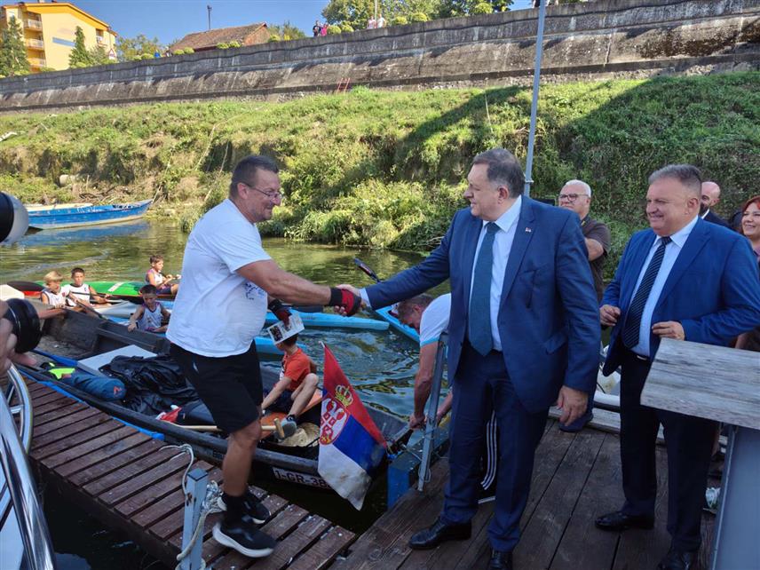ГРАДИШКА, 20. СЕПТЕМБРА /СРНА/ - Предсједник градишког Удружења за помоћ ментално недовољно развијеним лицима Драгослав Шиник данас је, након 28 дана веслања ријеком Савом узводно из Београда, дрвеним чамцем стигао до Градишке, гдје су га испод старог савског моста дочекали његови пријатељи, предсједник Милорад Додик, градоначелник Зоран Аџић и бројни грађани.