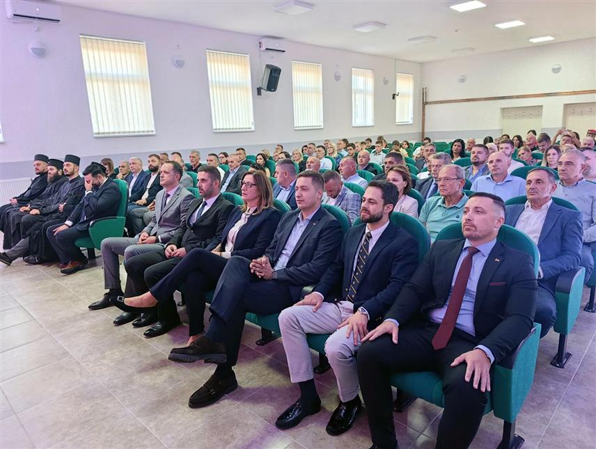 РИБНИК, 20. СЕПТЕМБРА /СРНА/ - У Рибнику су на Свечаној академији поводом Дана и крсне славе општине заслужним појединцима уручене награде и признања, a повеља почасног грађанина додијељена је предсједнику Владе Републике Српске Сави Минићу за изузетан доприноса унапређењу, развоју и промоцији општине.