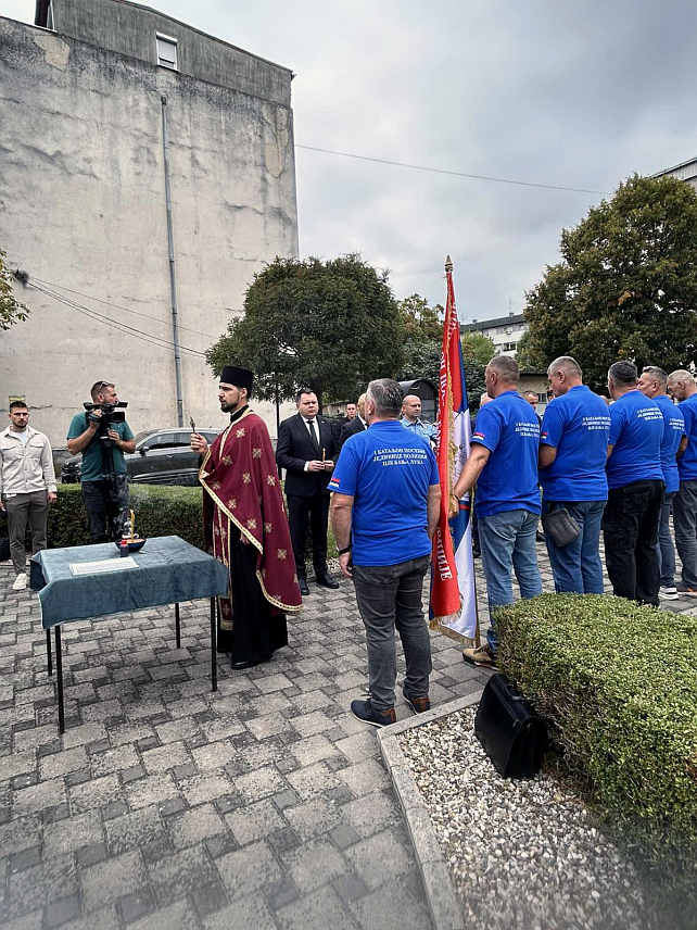 БАЊАЛУКА, 21. СЕПТЕМБРА /СРНА/ - Код спомен-обиљежја испред Полицијске управе Бањалука данас су положени вијенци и служен парастос за погинуле припаднике посебних јединица полиције бањалучког Центра јавне безбједности.
