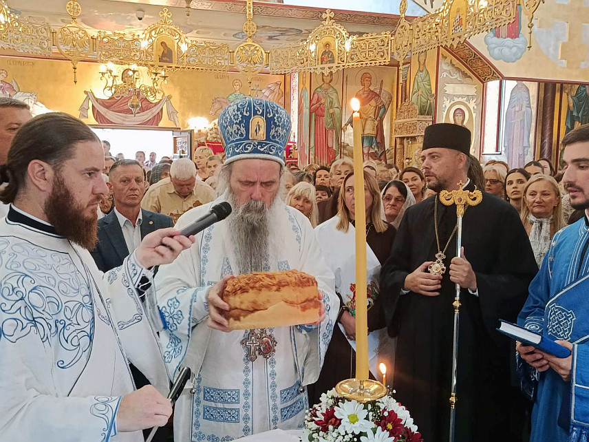 ЗВОРНИК, 21. СЕПТЕМБРА /СРНА/ - Његово високопреосвештенство митролопит зворничко-тузлански Фотије служио је данас литургију у Саборном храму Рођења Пресвете Богородице поводом храмовне славе Мале Госпојине.