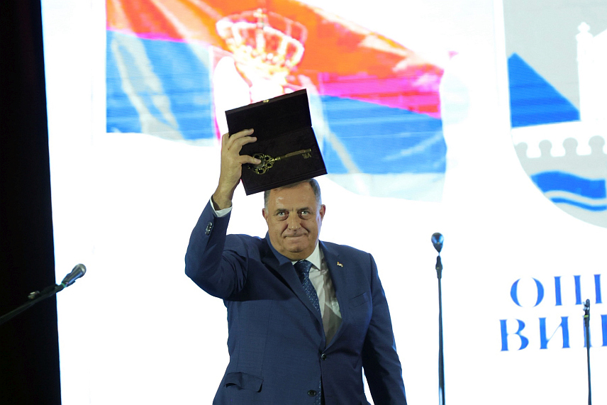 ВИШЕГРАД, 21. СЕПТЕМБРА /СРНА/ - Предсједнику Милораду Додику данас је уручен Кључ општине Вишеград за посебан допринос и безрезервну подршку развоју ове локалне заједнице.