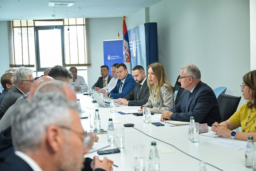 БЕОГРАД, 21. СЕПТЕМБРА /СРНА/ - Министар рударства и енергетике Србије Дубравка Ђедовић Хандановић састала се данас у Београду са представницима Удружења нафтних компанија Србије /УНКС/ и Нафтне индустрије Србије /НИС/.