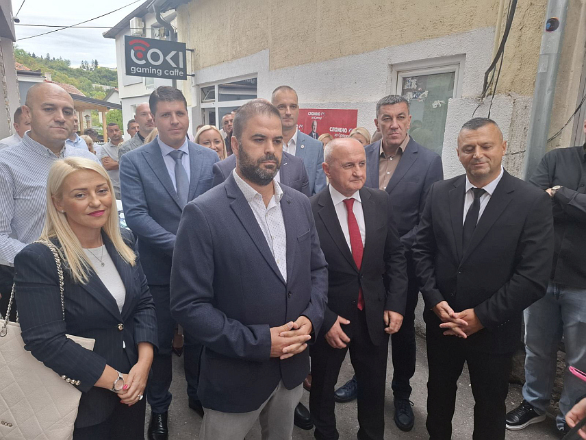 ВИШЕГРАД, 21. СЕПТЕМБРА /СРНА/ - Коалиција Социјалистичке партије /СП/, ДЕМОС-а и НДП-а представила је данас у Вишеграду кандидате за предстојеће опште изборе, а том приликом је истакнуто да је опредијељена за даљи развој Републике Српске.