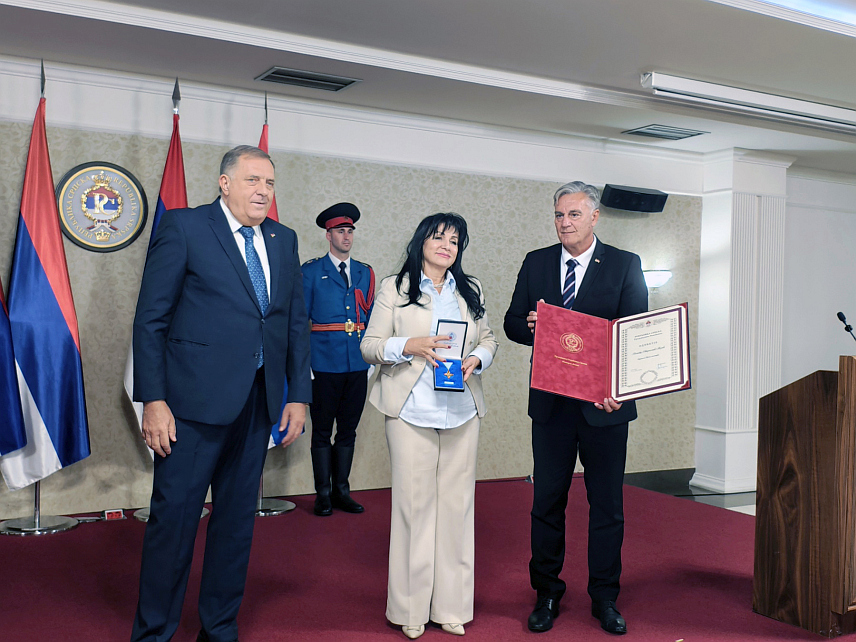 ИСТОЧНА ИЛИЏА, 22. СЕПТЕМБРА /СРНА/ - Предсједник Републике Српске Синиша Каран и предсједник СНСД-а Милорад Додик данас су у Источном Сарајеву уручили одликовања љекарима и медицинским техничарима Сарајевско-романијске регије за заслуге у борби против непријатеља, као и немјерљив допринос у пружању здравствених услуга, стварању и ослобођењу Републике Српске.