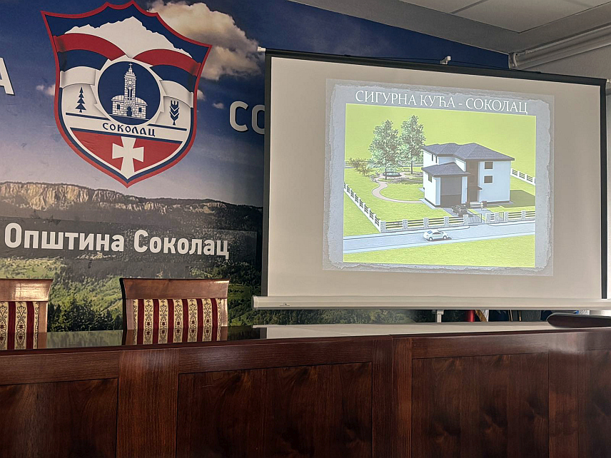 СОКОЛАЦ, 22. СЕПТЕМБРА /СРНА/ - На Сокоцу је данас представљено идејно рјешење за изградњу сигурне куће за жртве насиља. У изради и представљању пројекта учествовали су потпредсједник Скупштине општине Соколац Сретко Марјановић, представник Центра за социјални рад Аница Поповић, правник у Основном суду Марија Стјепановић, психолог Дома здравља Сузана Тодоровић, економиста Срђана Косорић и архитекта Александар Ласица са Пала.