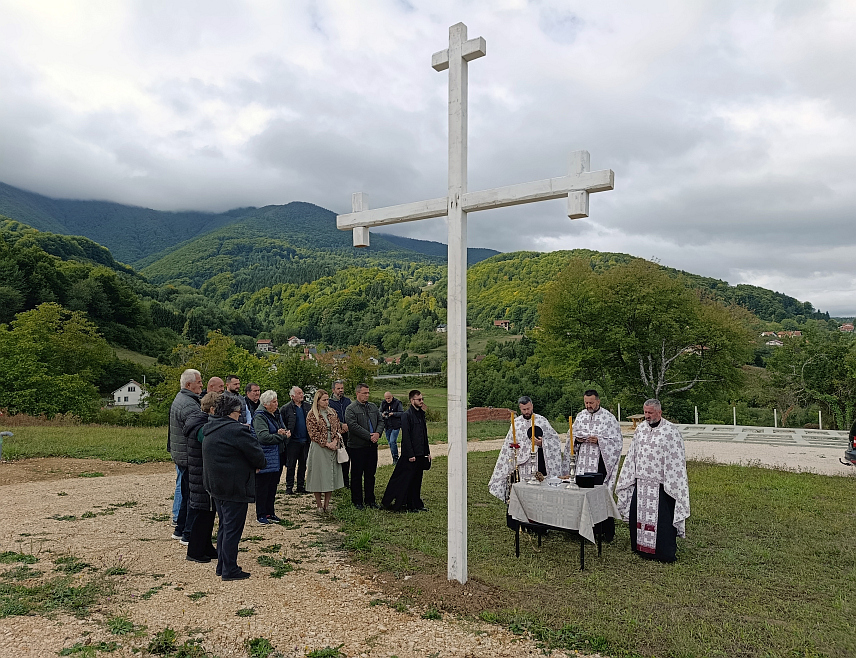 МРКОЊИЋ ГРАД, 23. СЕПТЕМБРА /СРНА/- У мјесту Брдо, код Мркоњић Града, данас је освештано земљиште за ново гробље Светог апостола и јеванђелисте Луке, површине осам и по дунума, на којем је предвиђено око 800 гробних мјеста.