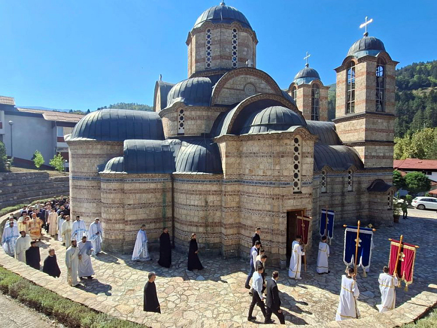 ФОЧА, 23. СЕПТЕМБРА /СРНА/ - Средња богословска школа Светог Петра Дабробосанског у Велечеву код Фоче, једно од осам таквих училишта Српске православне цркве, а једино у БиХ, ове године слави велики јубилеј - три деценије постојања.