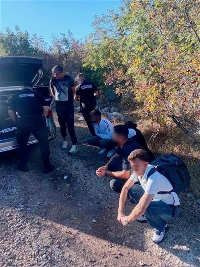 САРАЈЕВО, 23. СЕПТЕМБРА /СРНА/ - Припадници Јединице за подршку и контролу Теренске канцеларије Југ Чапљина Граничне полиције БиХ спријечили су кријумчарење шест држављана Турске, а ухапшена су два лица и заплијењен новац.