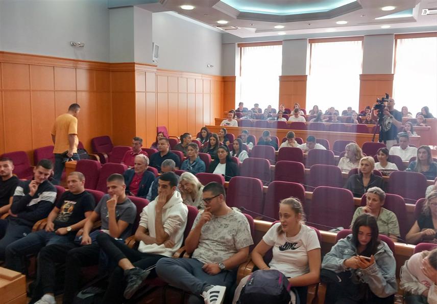 TРЕБИЊЕ, 23. СЕПТЕМБРА /СРНА/ - У Tребињу је данас одржана презентација пројеката Фондације "Мозаик", у оквиру пилот-позива програма "Мозаик омладинских банака", с циљем представљања механизама подршке младима од 17 до 35 година и њиховим иницијативама.
