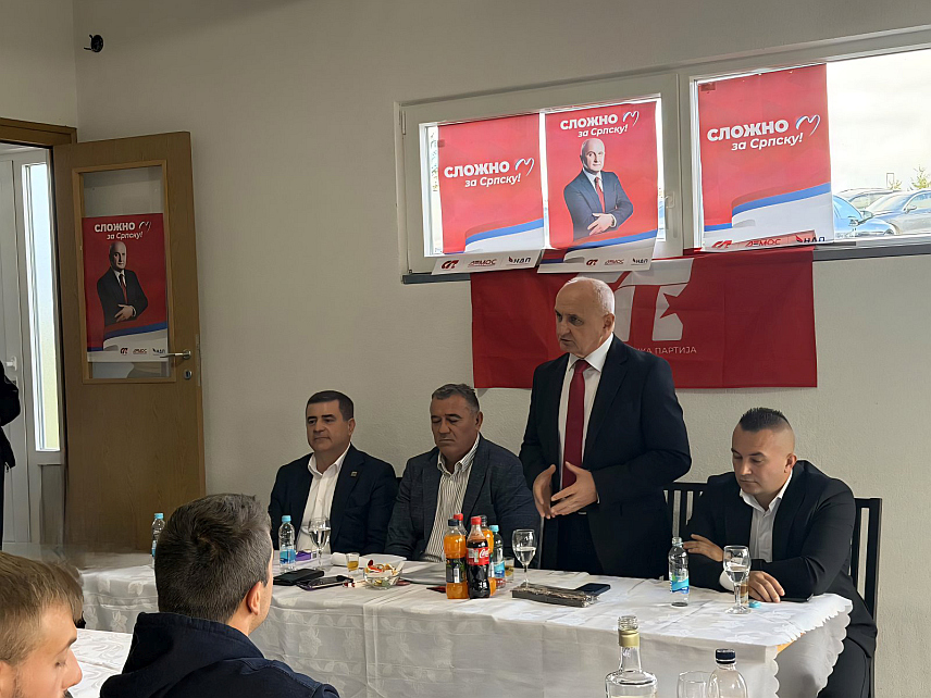 КУПРЕС, 23. СЕПТЕМБРА /СРНА/ - Предсједник Социјалистичке партије /СП/ Петар Ђокић данас приликом посјете Општинском одбору странке у Купресу .