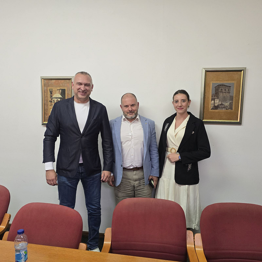​МИЛИЋИ, 23. СЕПТЕМБРА /СРНА/ - У Милићима је отворена манифестација "Дани руског филма", а манифестацију је званично отворио начелник општине Милићи Марко Савић који је прије почетка манифестације одржао пријатељски састанак са Георгијем Енгелхардтом, савјетником Руског дома из Београда и сарадником Амбасаде Русије и организације "Росотрудничество" у БиХ и руководиоцем Клуба "Братске нити" Јованом Калајџић.