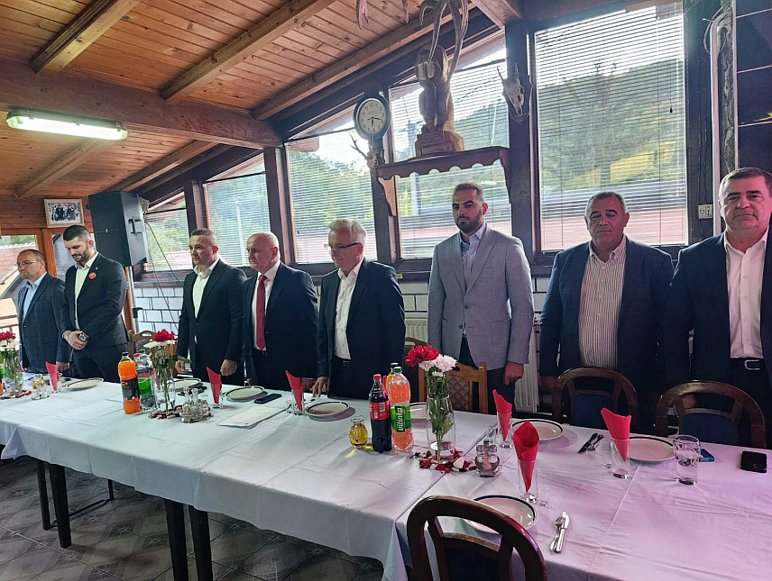 ШИПОВО, 23. СЕПТЕМБРА /СРНА/ - Оријентација Социјалистичке партије остаје економско јачање Републике Српске и њених привредних капацитета, јер ће се тиме обезбиједити дугорочна сигурност, стабилност и перспектива за развој свих крајева, поручено је вечерас са предизбрног скупа из Шипова.