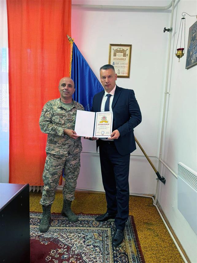 БИЛЕЋА, 24. СЕПТЕМБРА /СРНА/ - Предсједник ДНС-а Ненад Нешић захвалио је припадницима Трећег пјешадијског (Република Српска) пука - Другог пјешадијског батаљона у Билећи на указаној части и урученој захвалници за исказану хуманост, подршку и несебичан допринос на унапређењу живота и рада припадника овог батаљона. 