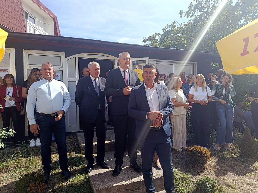 ОСМАЦИ, 24. СЕПТЕМБРА /СРНА/ - Кандидат СНСД-а за предсједника Републике Српске Саво Минић разговарао је данас са грађанима Осмака.