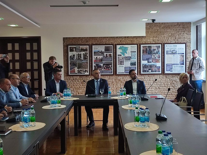 БАЊАЛУКА, 25. СЕПТЕМБРА /СРНА/ - Предузеће "Електрокрајина" започиње велики пројекат реконструкције 1.700 километара средњонапонске и нисконапонске мреже, вриједности 30 милиона евра, чиме ће корисницима бити омогућена стабилнија испорука електричне енергије, најављено је данас у Бањалуци на конференцији за новинаре.