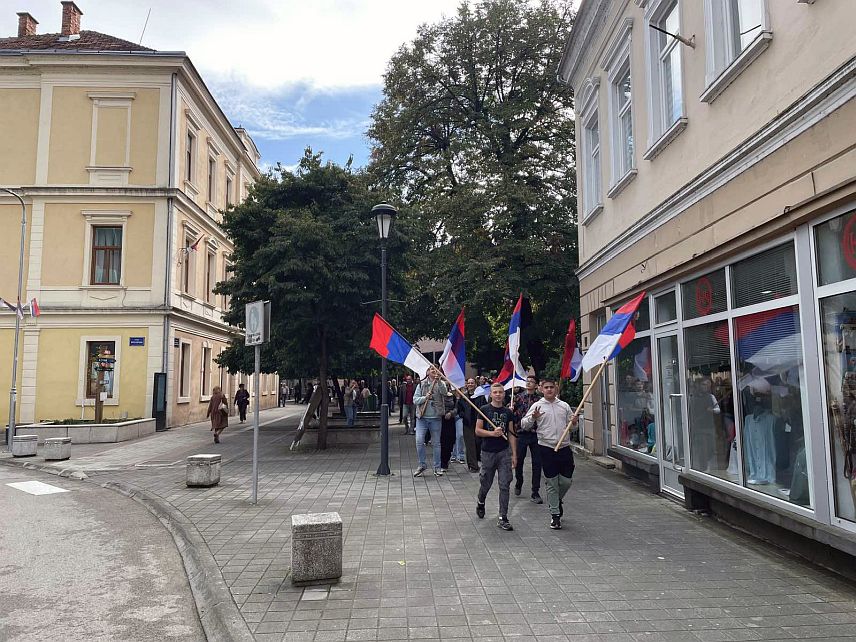 НОВИ ГРАД, 25. СЕПТЕМБРА /СРНА/ - У Новом Граду данас је, поводом Дана одбране општине у Одбрамбено-отаџбинском рату, служен парастос за страдале и положено цвијеће и вијенци, те прислужене свијеће код централног спомен-обиљежја погинулим борцима Војске Републике Српске.