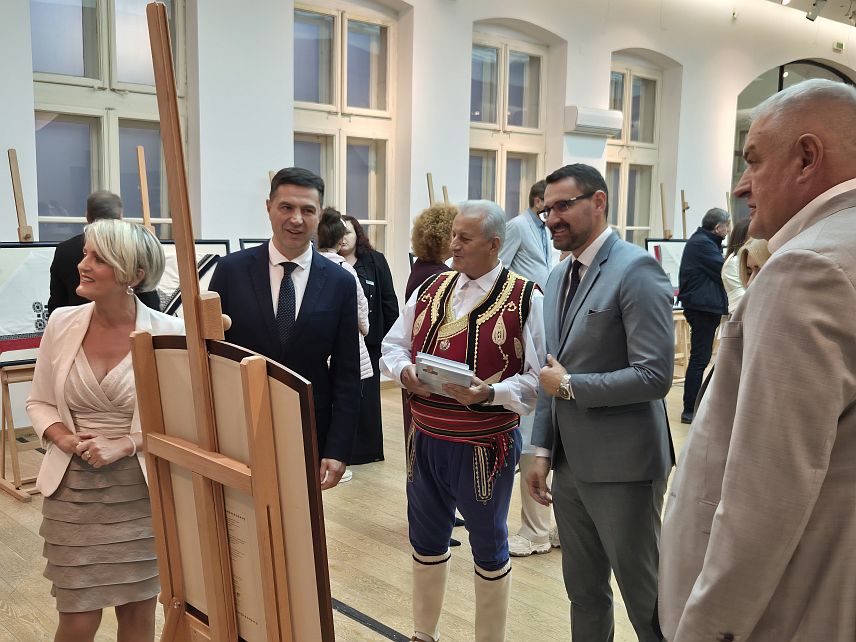 БЕОГРАД, 25. СЕПТЕМБРА /СРНА/ - У Нишу је вечерас отворена изложба Музеја Републике Српске "Змијањски вез – свјетско нематеријално насљеђе" аутора Данијеле Ђукановић, у оквиру "Дана Српске у Србији".