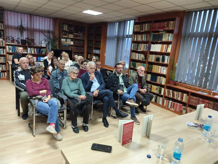 БРАТУНАЦ, 25. СЕПТЕМБРА /СРНА/ - Књижевник Дарко Тушевљаковић вечерас је у Братунцу представио свој роман "Карота" за који је прошле године добио НИН-ову награду.