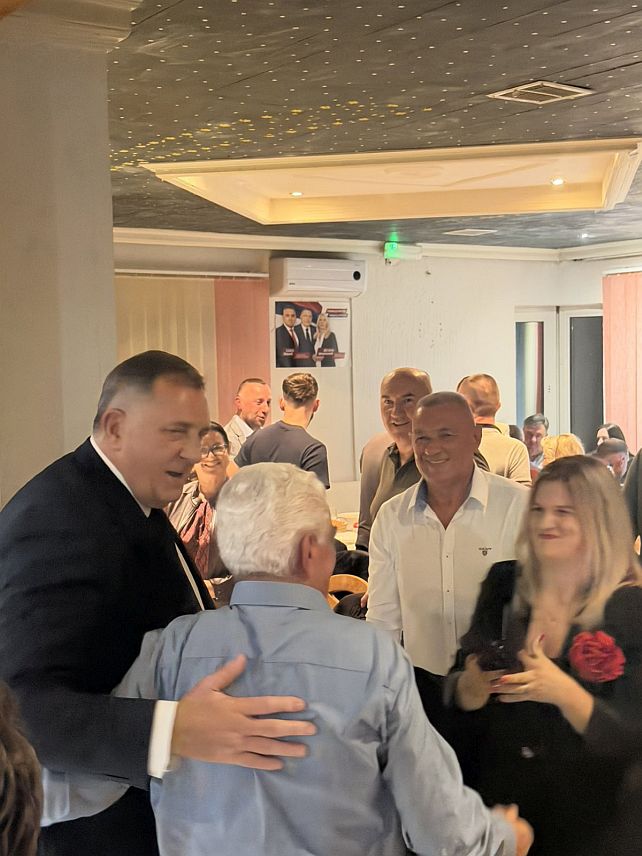 ПРЊАВОР, 25. СЕПТЕМБРА /СРНА/ - Предсједник СНСД-а Милорад Додик рекао је да је вечерас у Чивчијама код Прњавора видио да народ разумије и подржава СНСД-ову политику одбране Републике Српске.