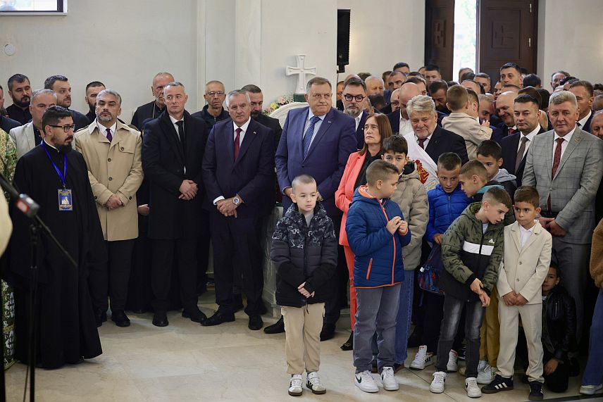 ПАЛЕ, 26. СЕПТЕМБРА /СРНА/ - Предсједник Милорад Додик и замјеник предсједавајуће Савјета министара Сташа Кошарац присуствују Светој архијерејској литургији у Храму Сабора Светог архангела Гаврила, које предводи Његова светост патријарх српски Порфирије.Богослужењу присуствују министар за научнотехнолошки развој и високо образовање Републике Српске Драга Мастиловић, министар правде Горан Селак, посланици у Народној скупштини Републике Српске Ацо Станишић и Дамјан Шкипина.