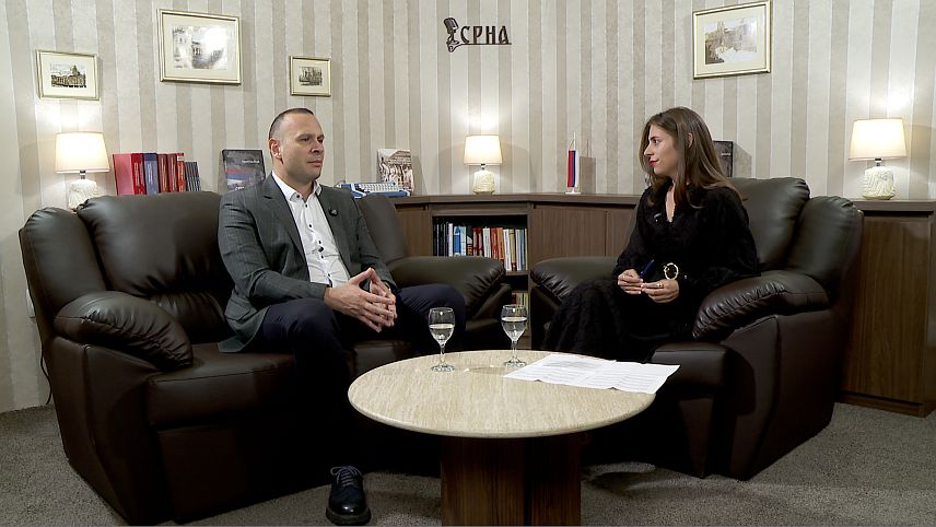 БАЊАЛУКА, 26. СЕПТЕМБРА /СРНА/ - Вршилац дужности генералног директора УКЦ-а Републике Српске Никола Шобот гостовао је у подкасту Медијског система Републике Српске - СРНА.