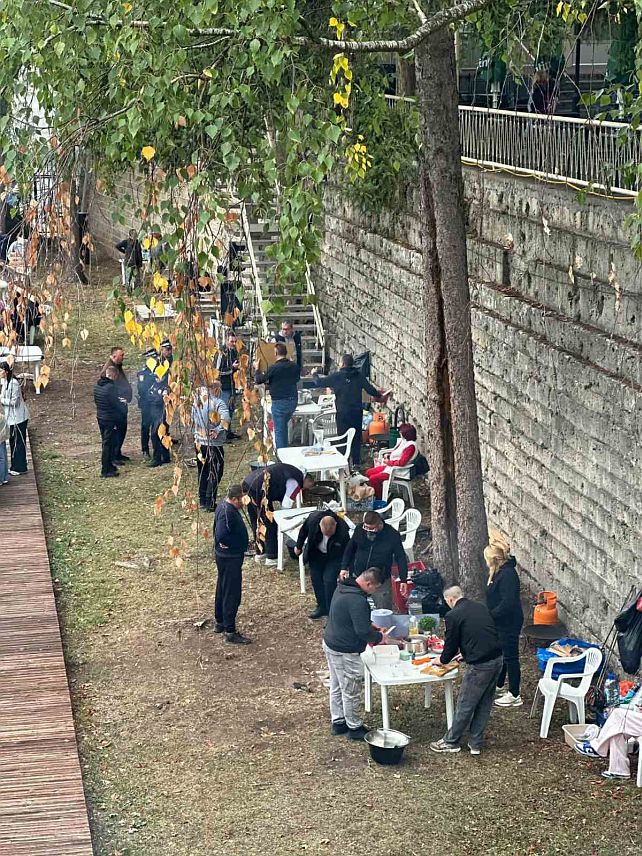 ВИШЕГРАД, 27. СЕПTЕМБРА /СРНА/ – Екипа "Сом" из Ариља побједник је 13. манифестације "Дрински котлић", која је данас одржана у Вишеграду у организацији Туристичке организације Вишеград.