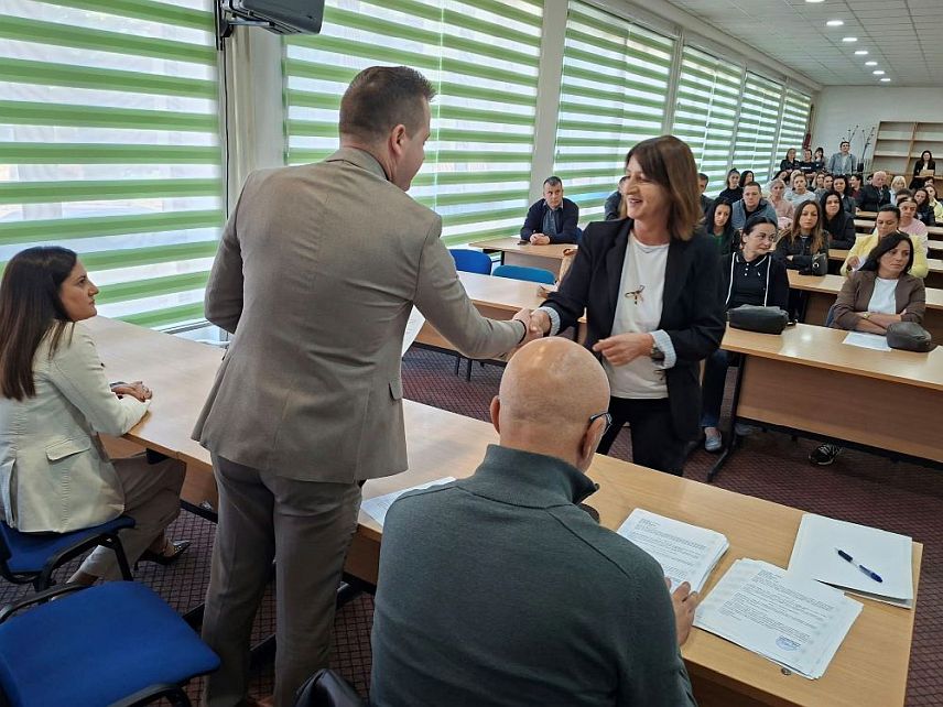 ФОЧА, 28. СЕПТЕМБРА /СРНА/ - Градска управа Фоча додијелила је данас по 200 КМ за суфинансирање набавке зимнице за 285 фочанских породица са троје и више дјеце.