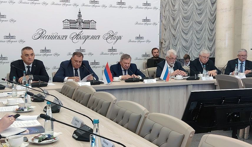 МОСКВА, 28. СЕПТЕМБРА/ СРНА/ - Премијер Републике Српске Саво Минић и предсједник Милорад Додик састали су се данас са представницима Руске академије наука.