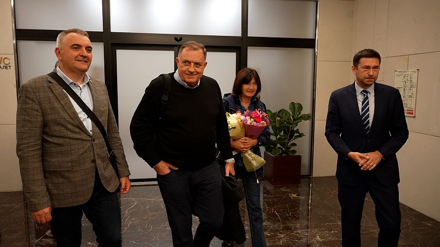 МОСКВА, 28. СЕПТЕМБРА /СРНА/ - Делегација Републике Српске допутовала је ноћас у Москву гдје ће посјетити значајне институције и одржати бројне састанке, а планиран је и сусрет са предсједником Руске Федерације Владимиром Путином.