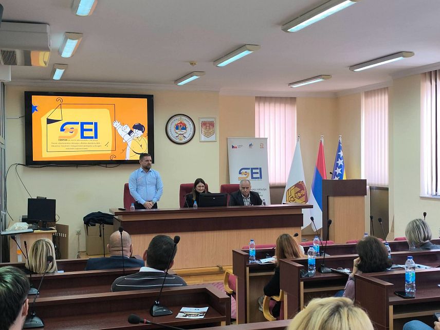 ДЕРВЕНТА, 29. СЕПТЕМБРА /СРНА/ - У Дервенти је данас представљен пројекат чији је циљ унапређење могућности запошљавања и економског оснаживања особа из рањивих и маргинализованих друштвених група.
