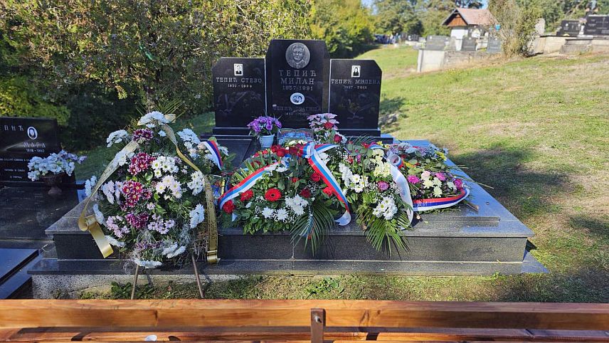 КОЗАРСКА ДУБИЦА, 29. СЕПТЕМБРА /СРНА/ - Бројни Дубичани, општински и републички званичници, одали су данас почаст једином народном хероју отаџбинског рата мајору Милану Tепићу, који је страдао на данашњи дан 1991. године бранећи војно складиште касарне у Бјеловару од хрватских паравојних јединица.
