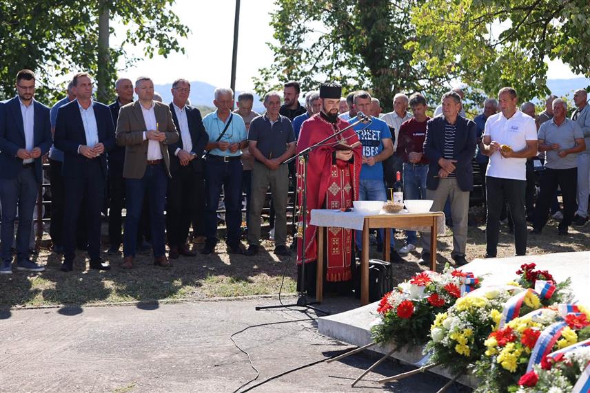 УГЉЕВИК, 29. СЕПТЕМБРА /СРНА/ - У Доњем Забрђу данас је обиљежен дан ове угљевичке мјесне заједнице и одата почаст страдалим борцима и цивилима у протеклим ратовима.
