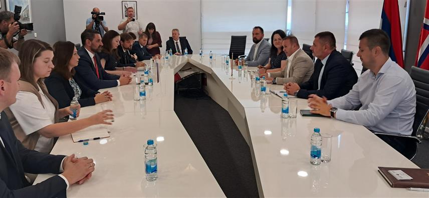 ИСTОЧНО САРАЈЕВО, 2. СЕПТЕМБРА /СРНА/ - Градоначелник Источног Сарајева Љубиша Ћосић на састанку са министром за европске интеграције и међународну сарадњу Српске Златаном Клокићем и делегацијом Санкт Петербуга.