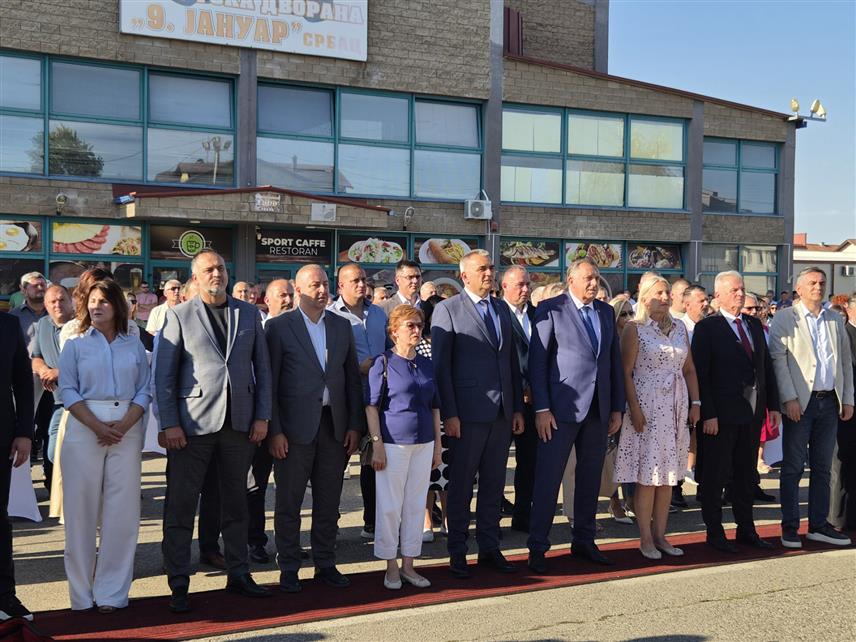 СРБАЦ, 2. СЕПTЕМБРА /СРНА/ - У Српцу је почела свечаност поводом завршетка радова на рехабилитацији дионице магистралног пута Србац - Дервента, укупне дужине 41,4 километра, којој присуствују српски члан Предсједништва БиХ Жељка Цвијановић, предсједник Владе Републике Српске Саво Минић и предсједник Милорада Додика.