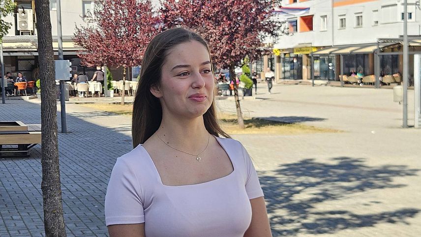 ПАЛЕ, 30. СЕПТЕМБРА /СРНА/ - Студент геодезије и геоинформатике Теодора Дрињак са Пала добила је смјештај у студентском дому у Бањалуци, гдје наставља школовање, након што је на Грађевинском факултету у Сарајеву била изложена шиканирању на националној основи и дисциплинском поступку јер је неком од бивших колега засметао стих или цијела пјесма коју је објавила на друштвеним мрежама.
