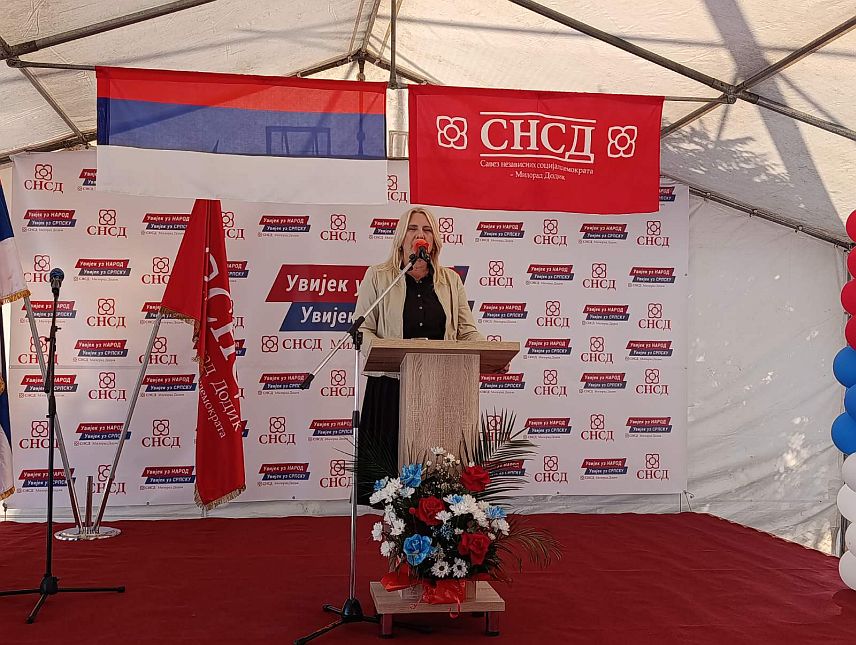 ЈЕЗЕРО, 30. СЕПТЕМБРА /СРНА/ - Кандидат СНСД-а за српског члана Предсједништва БиХ Жељка Цвијановић на предизборном скупу у Језеру.