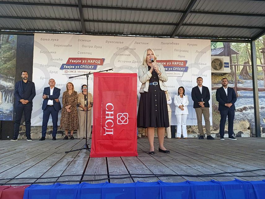 ШИПОВО, 30. СЕПТЕМБРА /СРНА/ - Кандидат СНСД-а за српског члана Предсједништва БиХ Жељка Цвијановић данас је у Шипову захвалила становницима за дугогодишњу подршку и повјерење, те поручила да ће и убудуће СНСД дати све од себе да га то оправда.