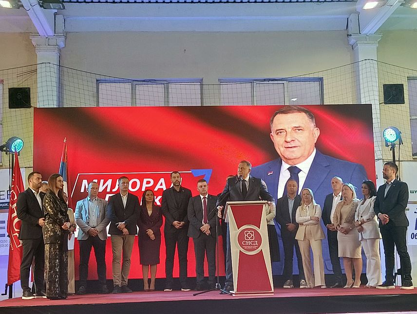 МРКОЊИЋ ГРАД, 30. СЕПТЕМБРА /СРНА/ - Предсједник СНСД-а Милорад Додик поручио је вечерас на предизборној трибини у Мркоњић Граду да је СНСД побједничка опција у Републици Српској.