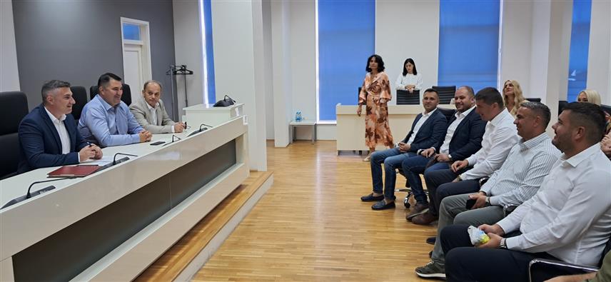ИСТОЧНО САРАЈЕВО, 3. СЕПТЕМБРА /СРНА/ - Директор Завода за запошљавање Републике Српске Дамјан Шкипина данас је са послодавцима из општина Источно Ново Сарајево, Источна Илиџа и Трново потписао уговоре о додјели више од милион КМ, које је обезбиједила Влада Српске, за запошљавање 128 лица.
