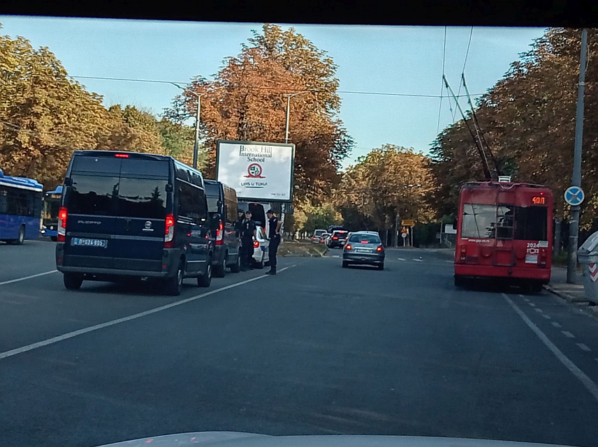 БЕОГРАД, 3. СЕПТЕМБРА /СРНА/ - Бројне полицијске снаге распоређене су на свим раскрсницама од ауто-пута ка београдском насељу Дедиње, односно Војно-медицинској академији /ВМА/, гдје се очекује да ускоро стигну посмртни остаци генерала Ратка Младића.