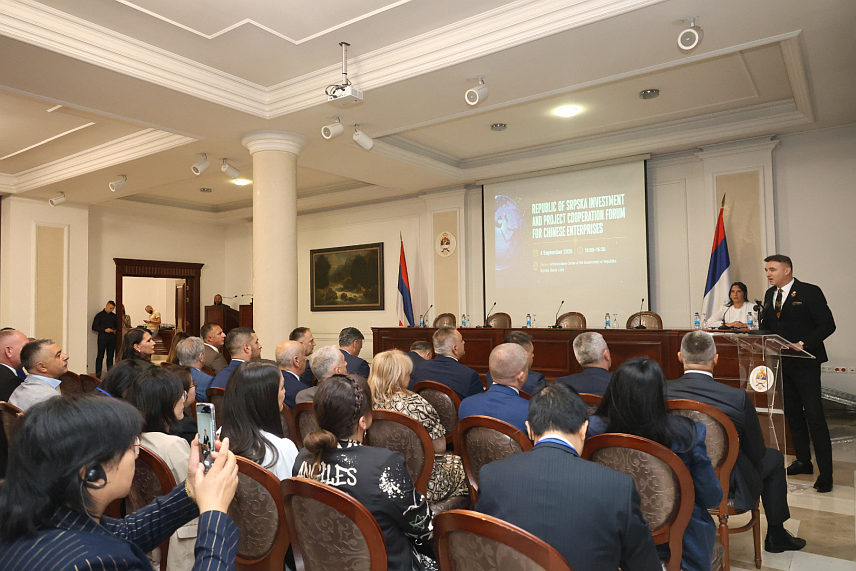 БАЊАЛУКА, 4. СЕПТЕМБРА /СРНА/ - Форум Републике Српске о инвестицијама и пословној сарадњи за кинеске компаније одржан је данас у Бањалуци у организацији Привредне коморе и Владе Српске, као и у присуству бројних републичких званичника, кинеских и домаћих привредника. /Фото - Борислав Здриња/
