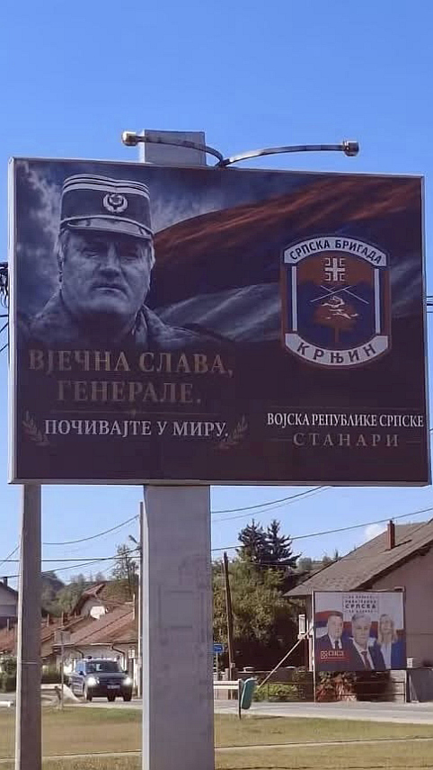 СТАНАРИ , 4. СЕПТЕМБРА /СРНА/ - У Станарима је постављен билборд са ликом некадашњег команданта Главног штаба Војске Републике Српске генерала Ратка Младића.