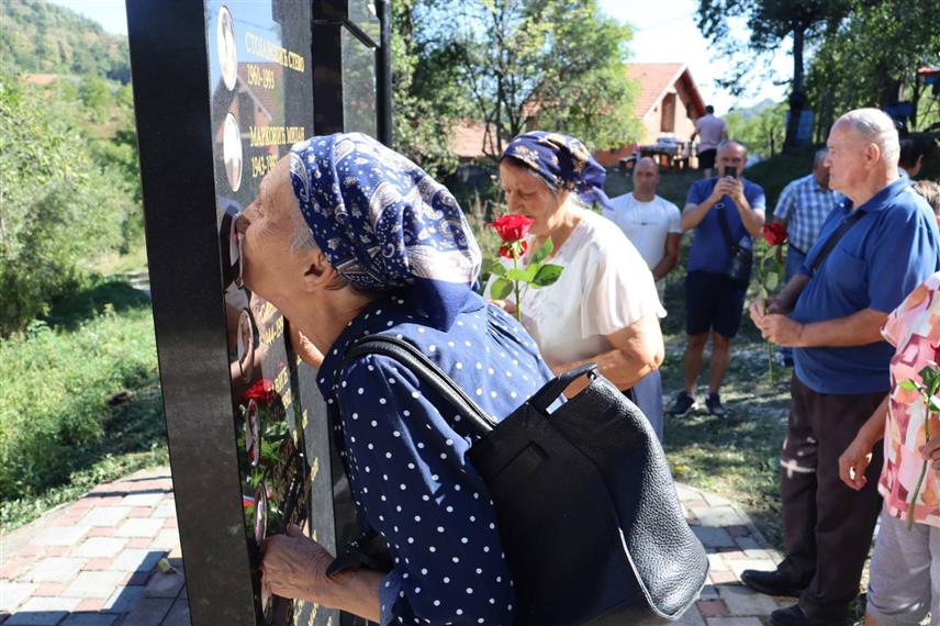 ЛОПАРЕ, 5. СЕПТЕМБРА /СРНА/ - У мајевичком селу Завршје у општини Лопаре служен је парастос за 17 погинулих и осам умрлих бораца из протеклог Одбрамбено-отаџбинског рата.