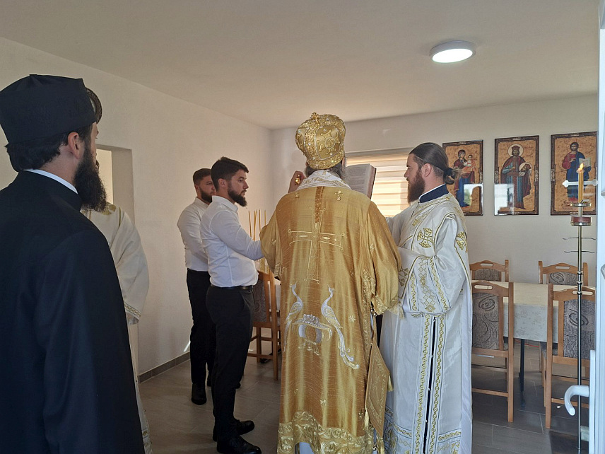 ШАМАЦ, 6. СЕПTЕМБРА /СРНА/ - Његово високопреосвештенство митрополит зворничко-тузлански Фотије служио је Свету архијеријску литургију у Храму Светог цара Лазара у Крушковом Пољу код Шамца и освештао нову црквену зграду.
