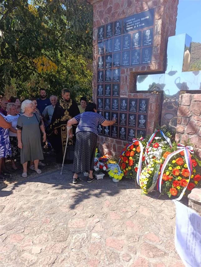 БАЊАЛУКА, 6. СЕПТЕМБРА /СРНА/ - У бањалучкој мјесној заједници Кола данас је служен помен за 33 погинула борца Војске Републике Српске /ВРС/, те у мјесној заједници Голеши за 15 погинулих бораца са тог подручја.	

